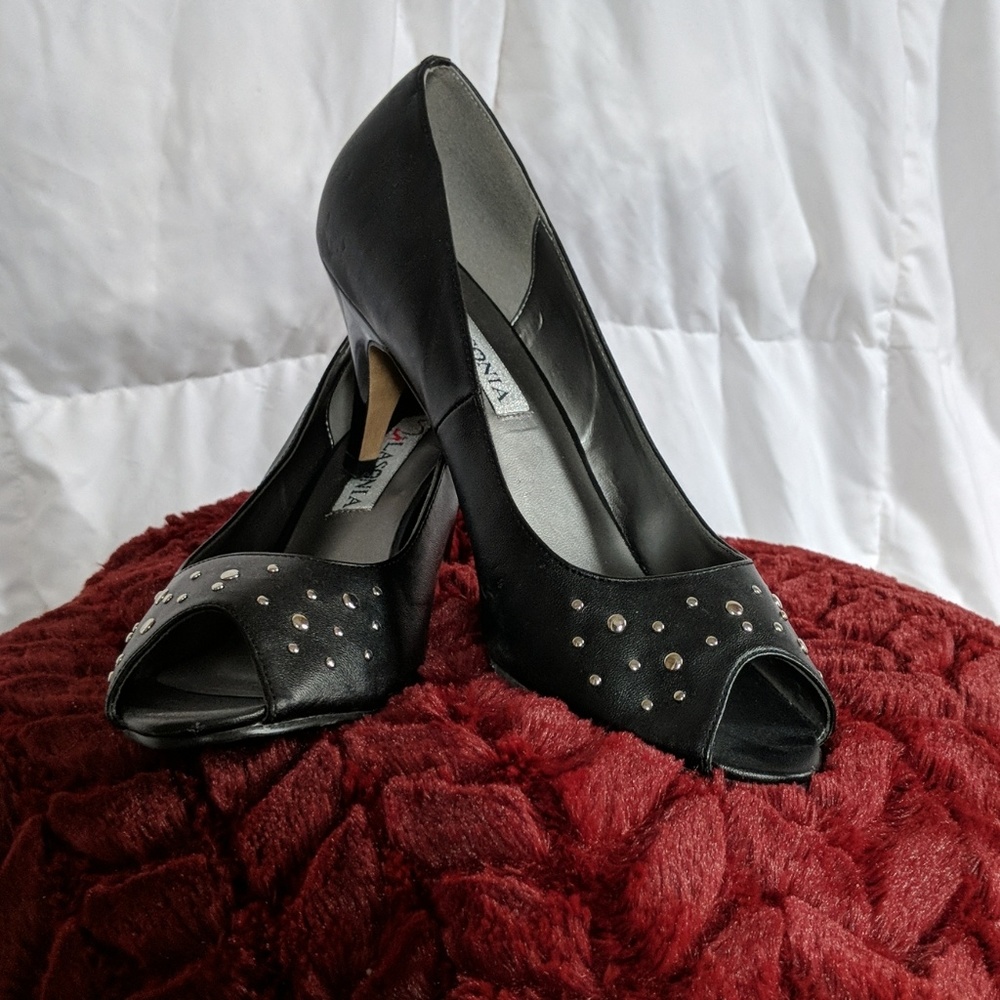Open toe pump